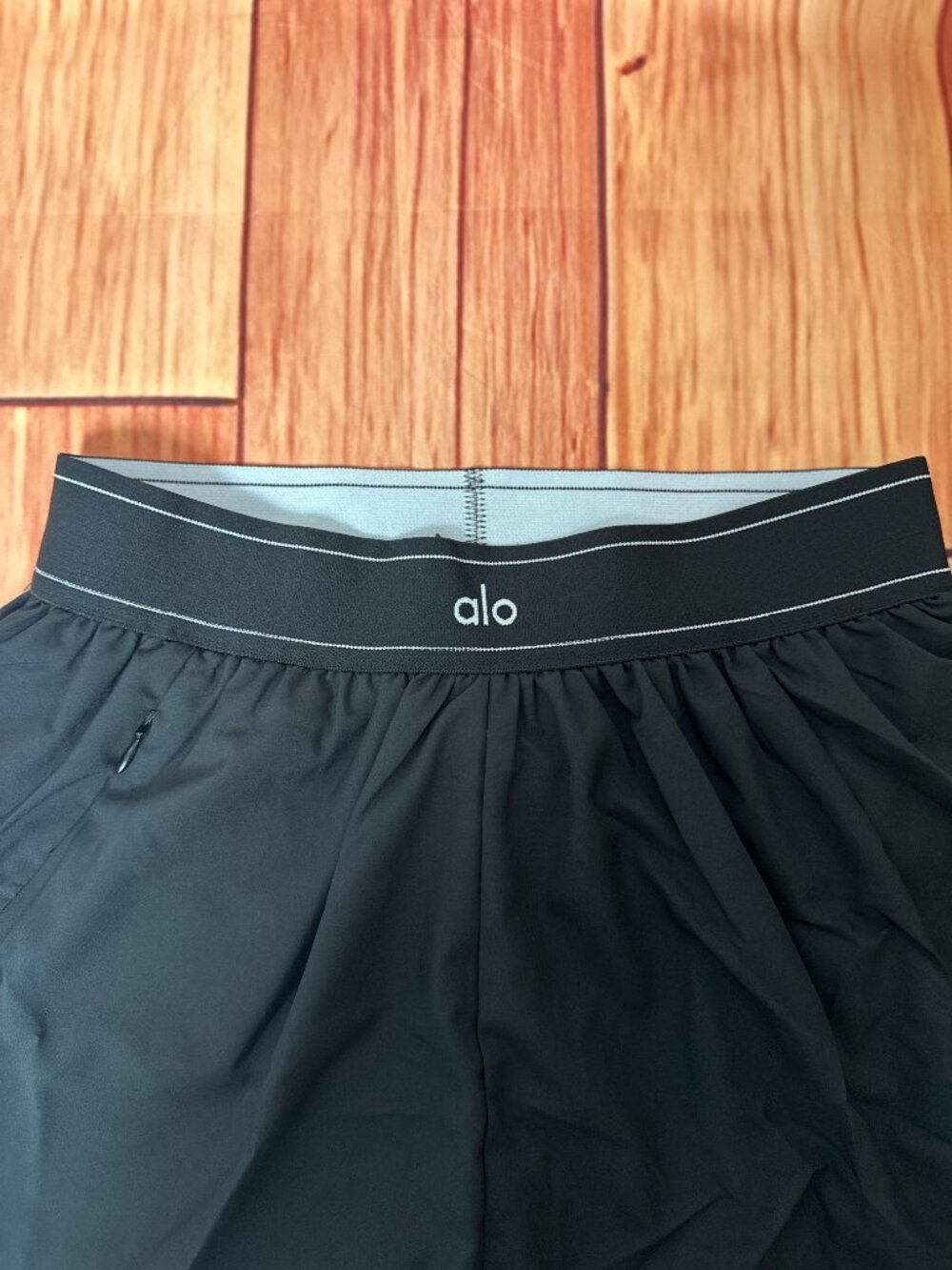 Women's Alo Yoga Shorts / Casual Athletic Pants - Size M - Picture 4 of 5